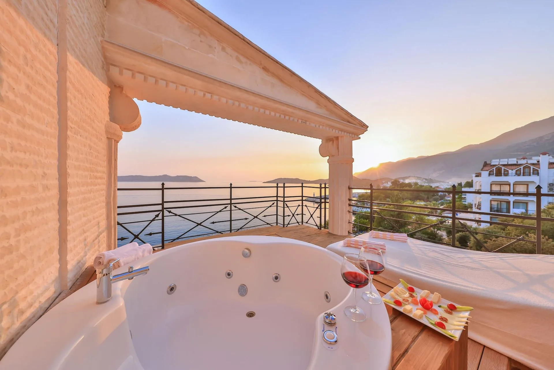 Hera Hotel 5