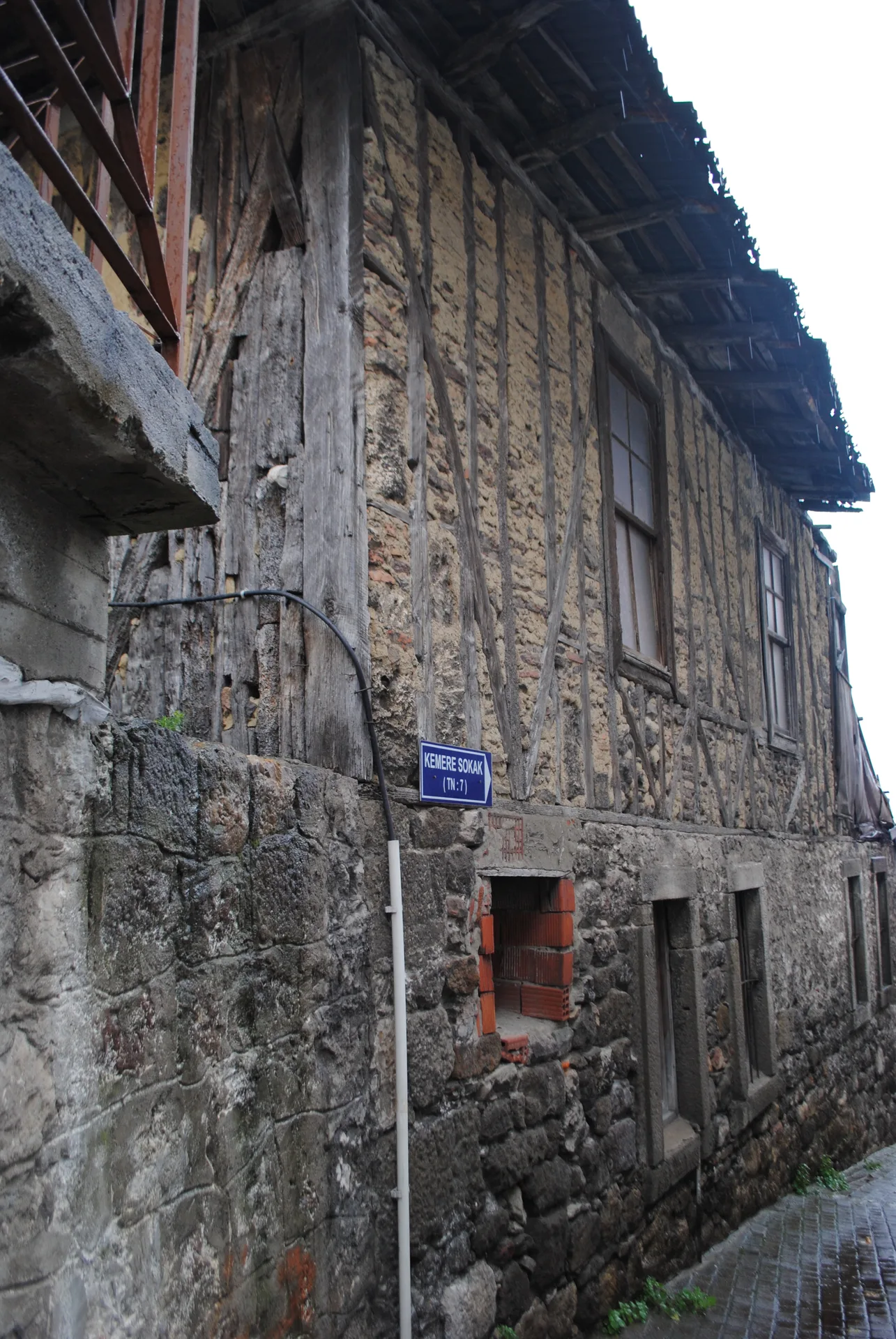 Amasra Kaleiçi’nde geleneksel evler ve dar sokak dokusu
