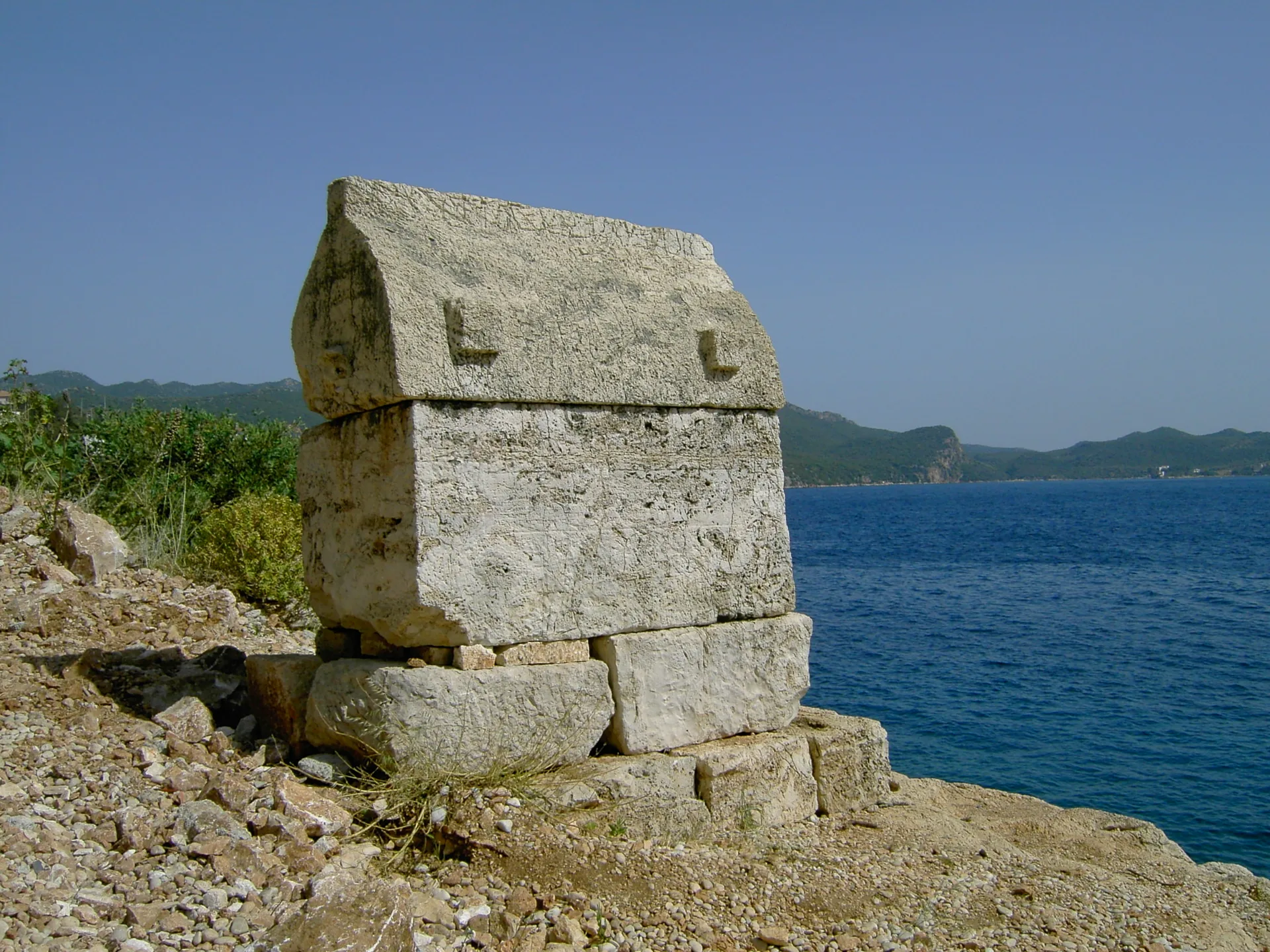 Kaş Uzun Çarşı'daki Likya lahdi ve Akdeniz manzarası