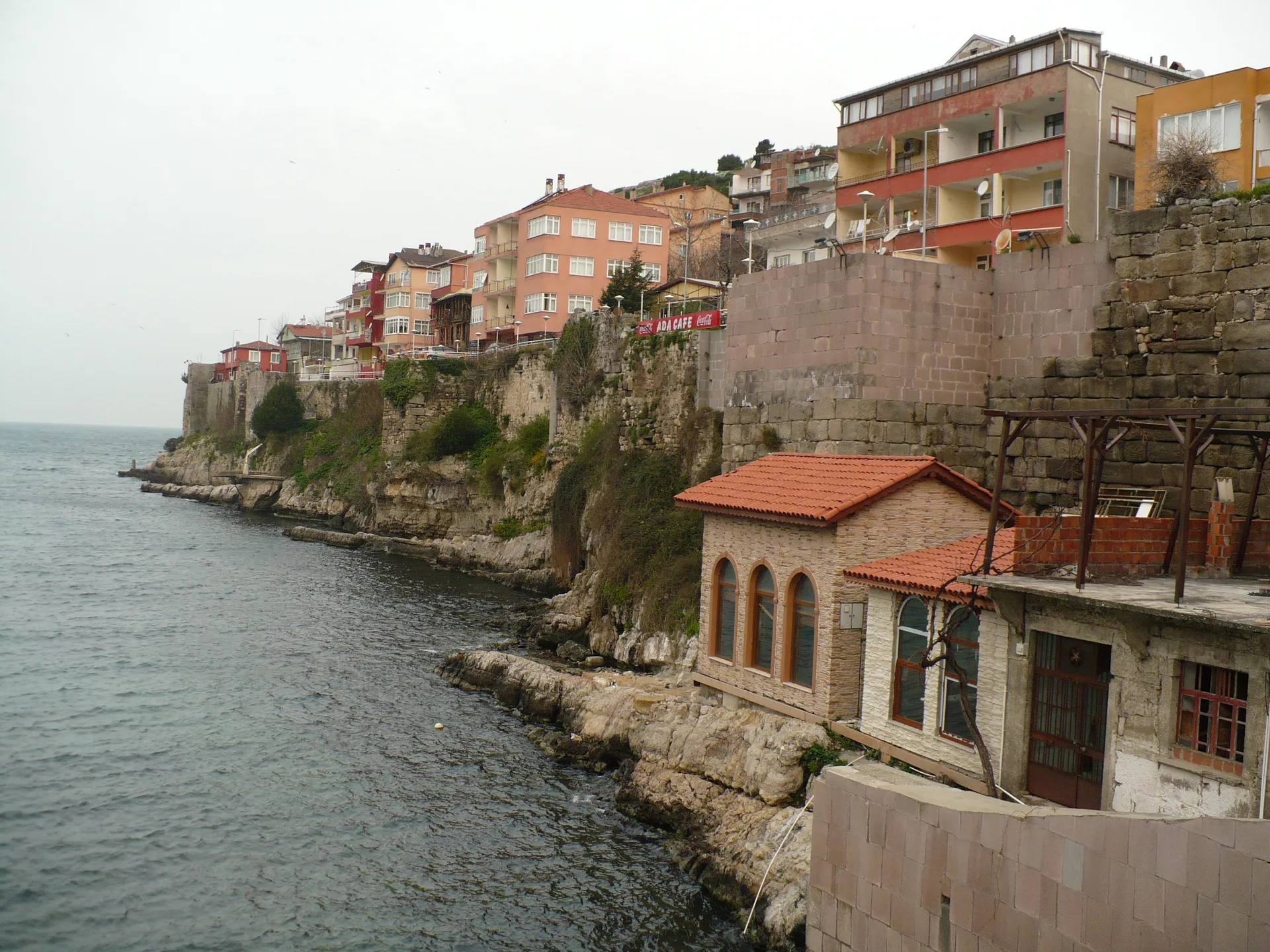 Karakaçak çevresindeki Amasra–Çakraz kıyı hattına benzer orman ve deniz manzarası