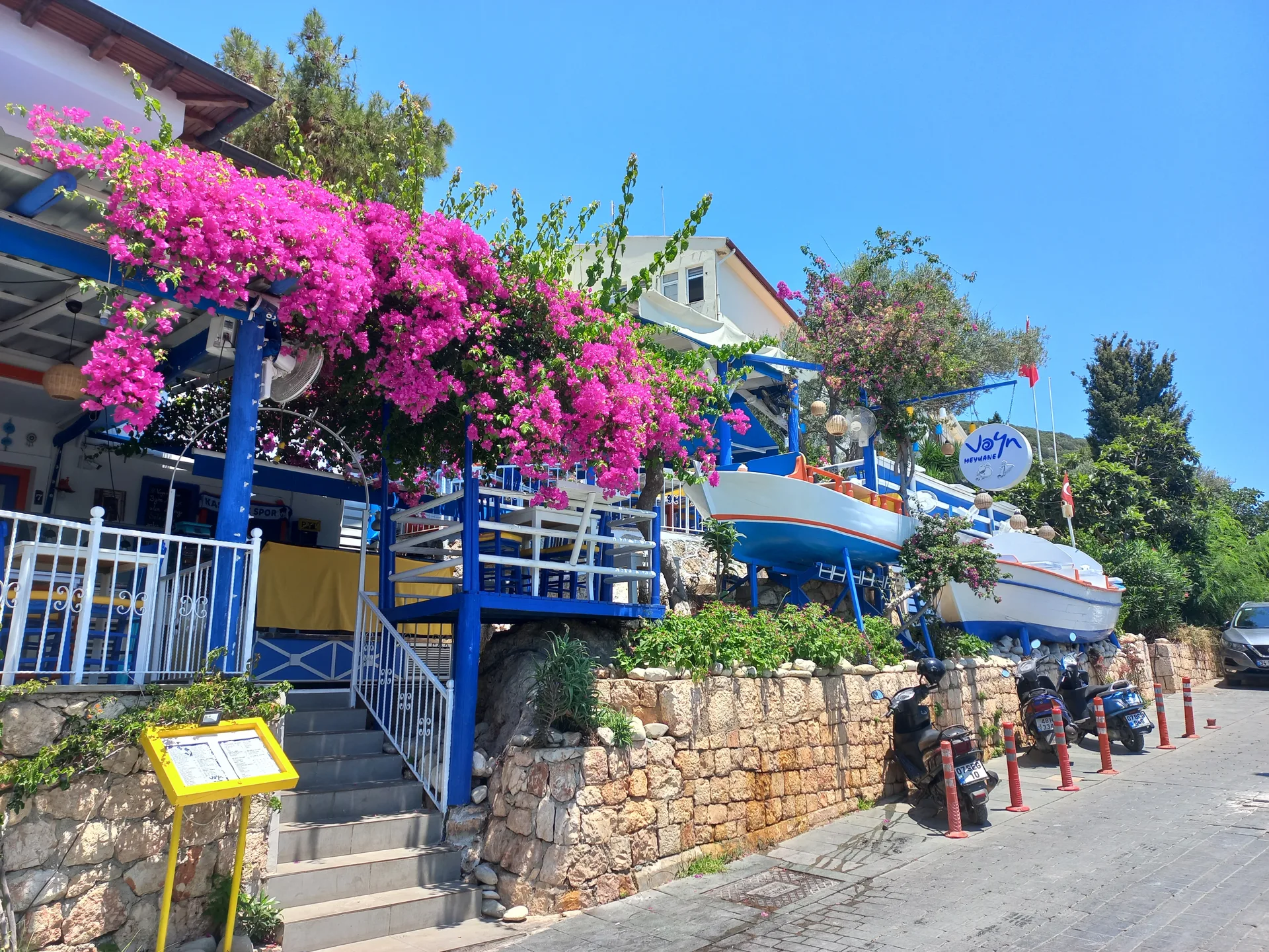 Kaş merkezdeki taş sokaklar ve çevre görünümü