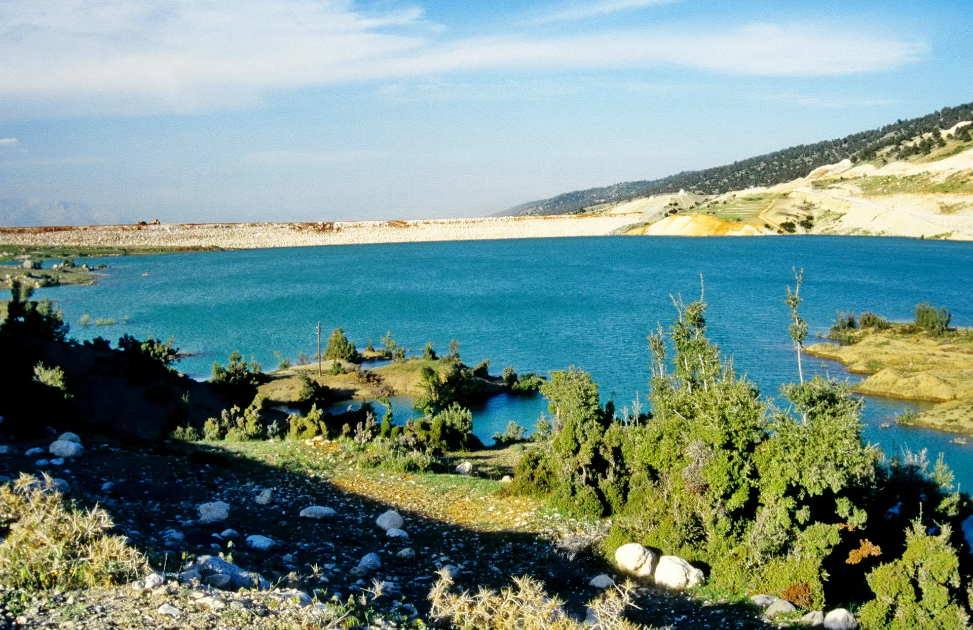 Gömbe çevresindeki Çayboğazı Barajı ve dağ manzarası