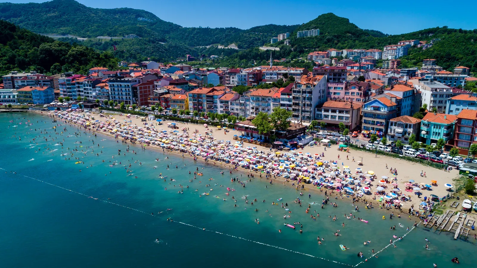 Amasra Büyük Liman Plajı ve korunaklı koy görünümü