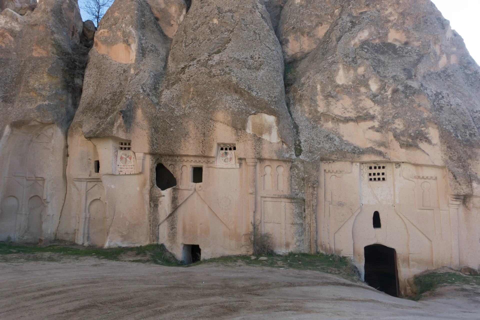 Hallaç Manastırı avlu doğu cephesi