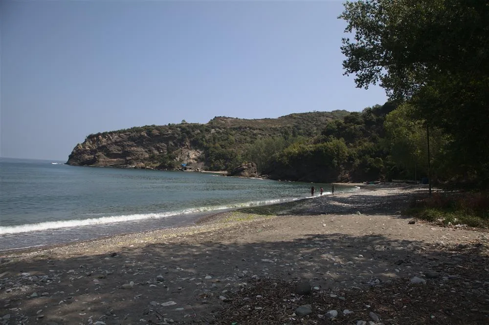 Karaman Çambu Plajı’nın kum ve çakıl sahili ile kayalık koyu