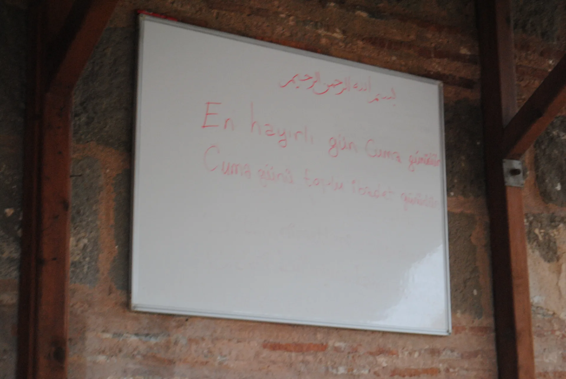 Fatih Camii'nin minaresi ve tarihî yapı dokusu