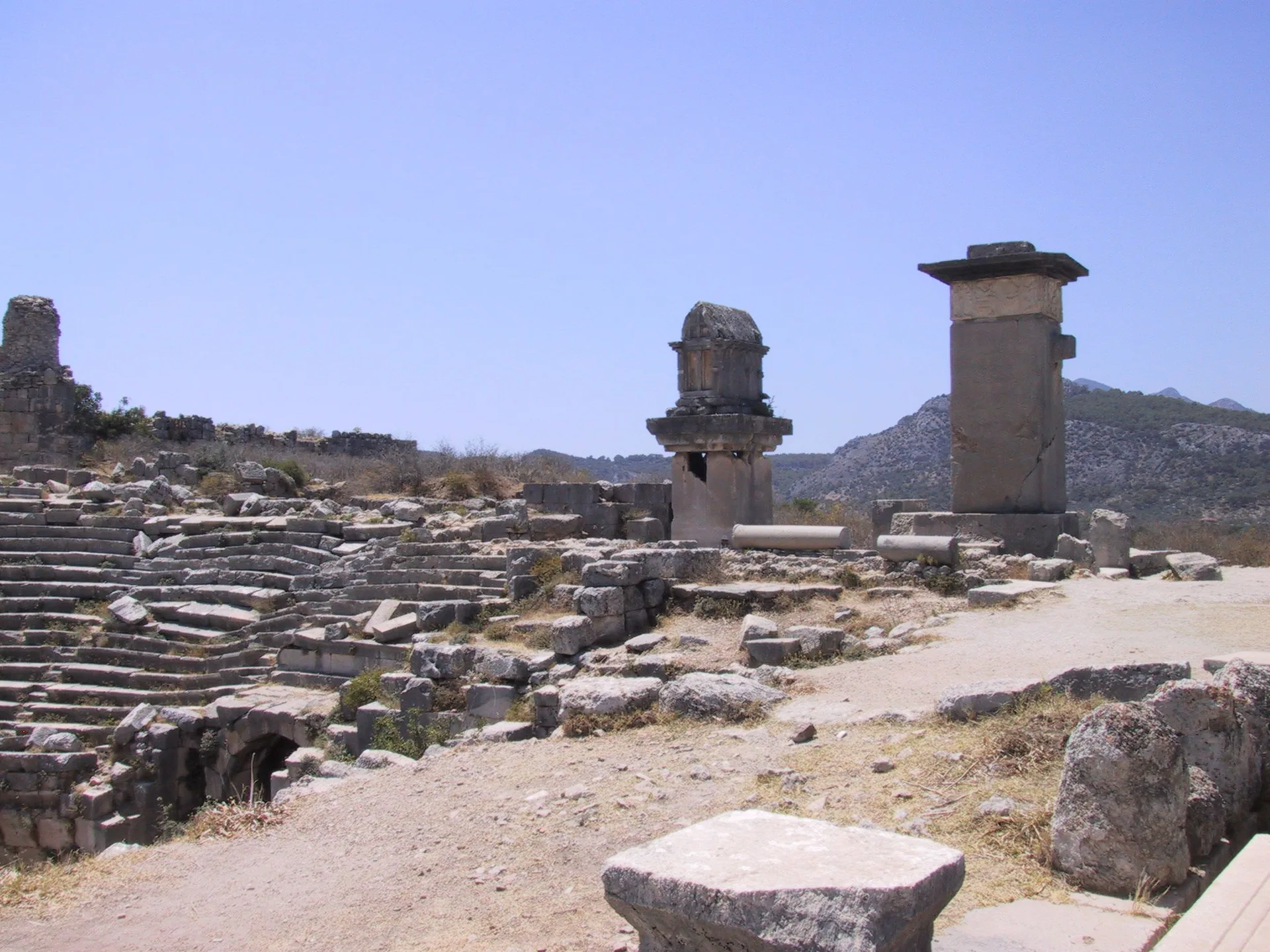 Xanthos Antik Kenti'ndeki Likya mezarları ve taş kalıntılar