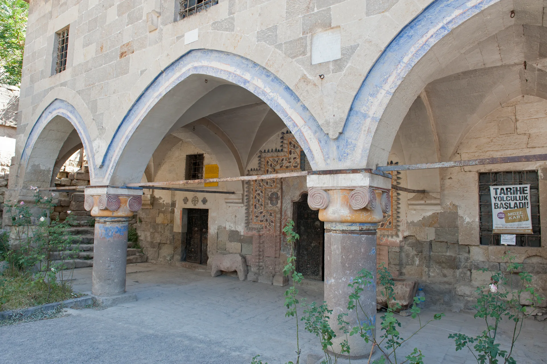 Mustafapaşa kilise cephesi