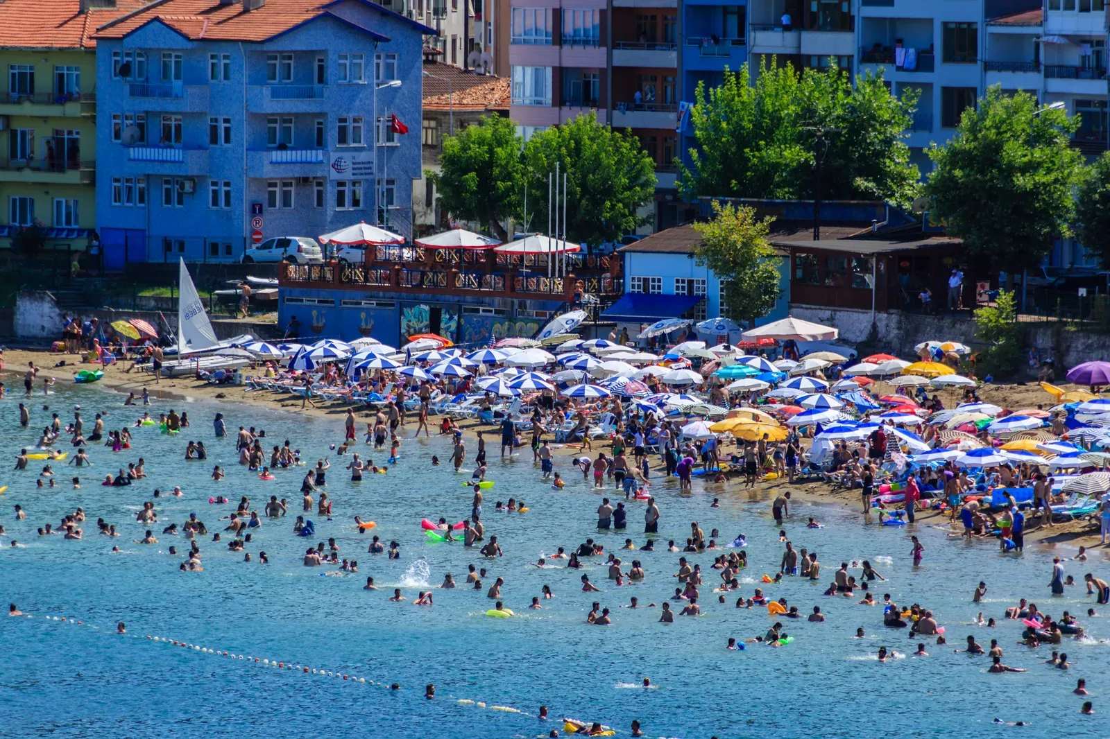 Büyük Liman Plajı kumsalı ve Amasra yerleşimi