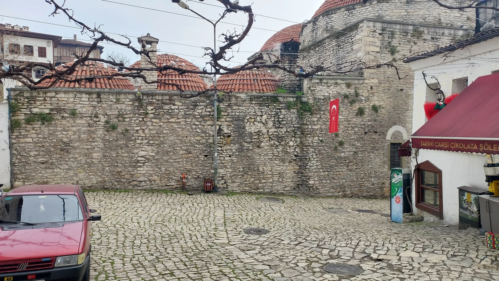 Tarihî hamamın Eski Çarşı cephesi