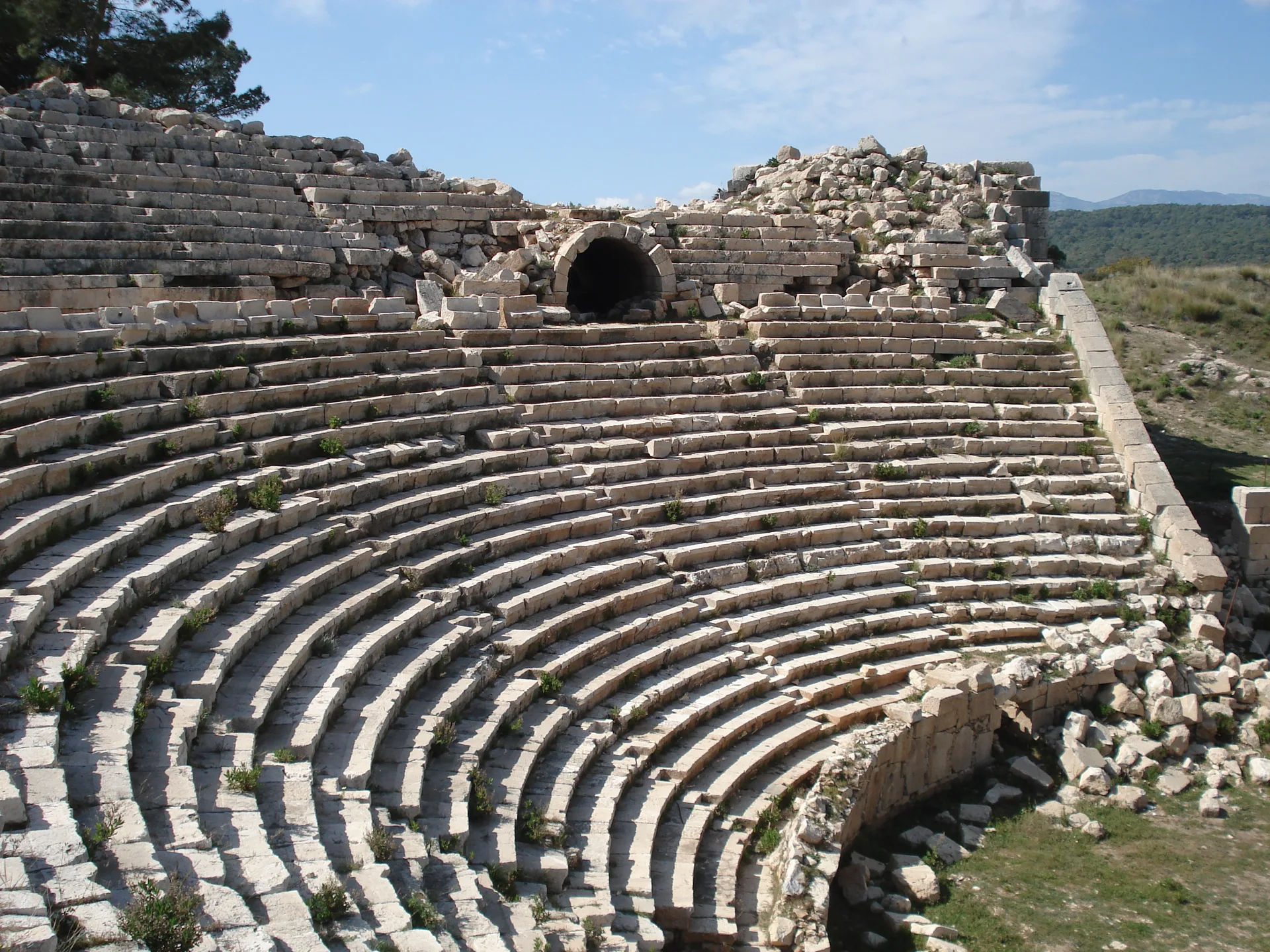 Patara Antik Kenti'ndeki Roma tiyatrosunun taş oturma sıraları