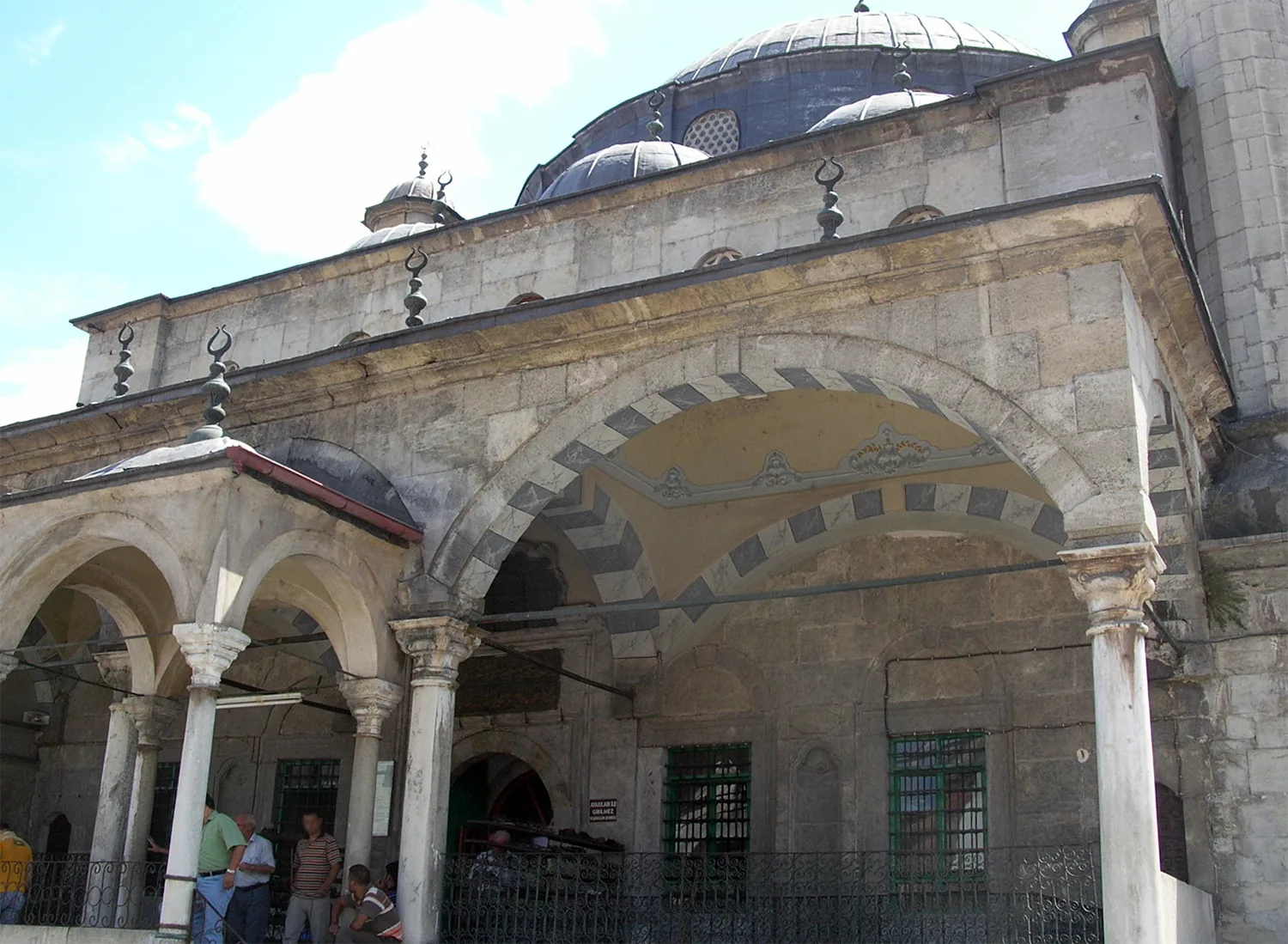 İzzet Mehmet Paşa Camii merdivenli girişi
