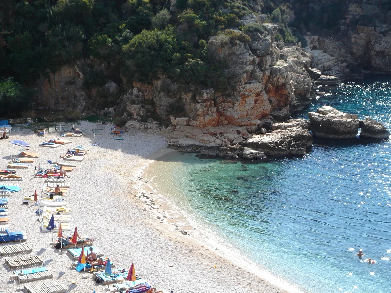 Kaş Büyük Çakıl Plajı'nın çakıllı kıyısı ve turkuaz denizi