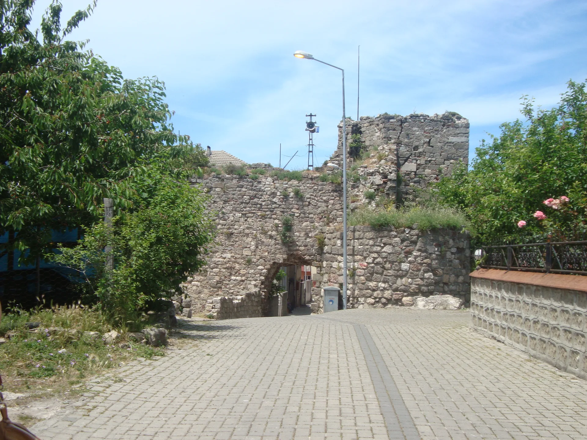 Amasra Kalesi surları ve kıyı manzarası