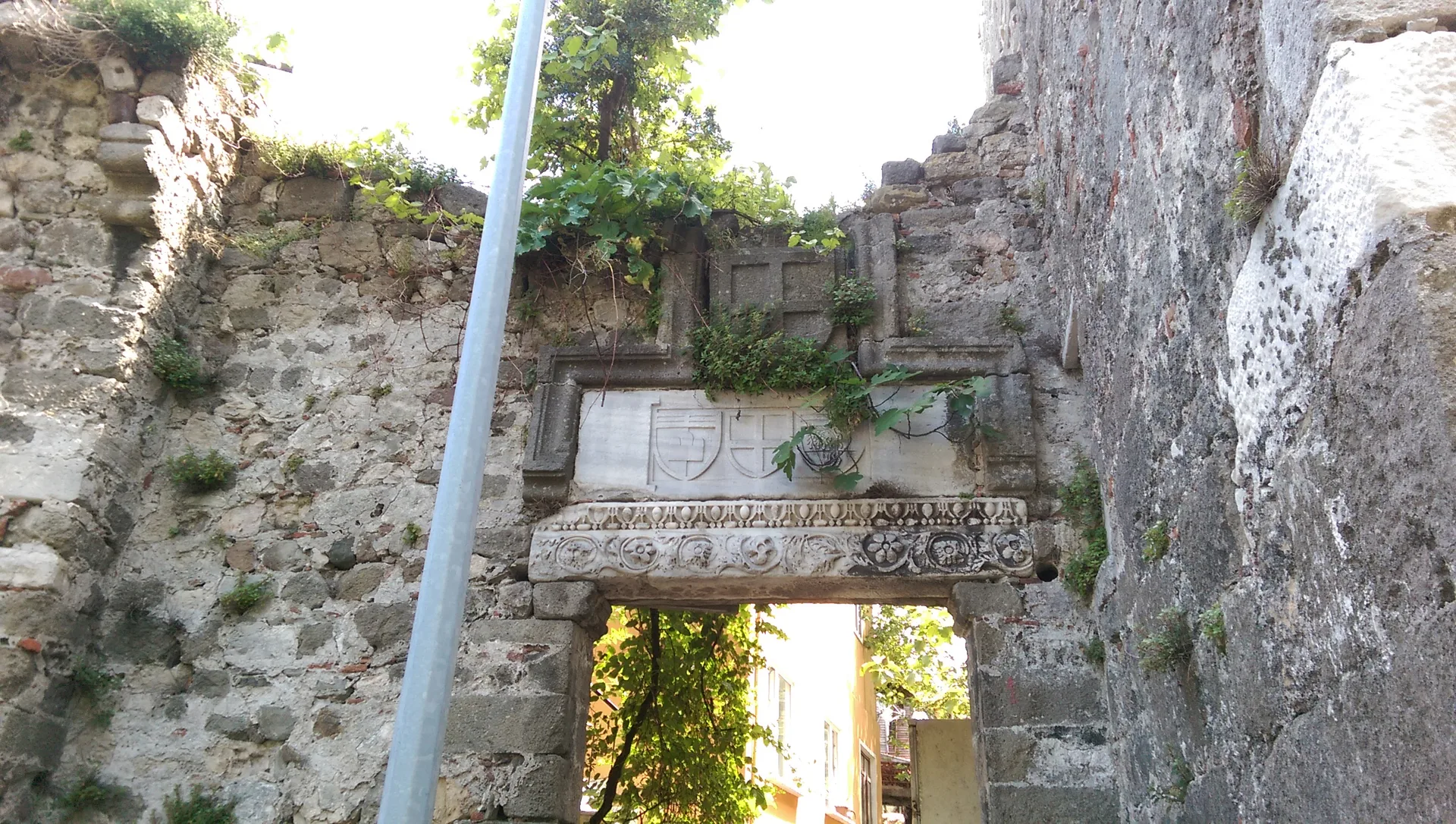 Amasra Kalesi içindeki sur hattı