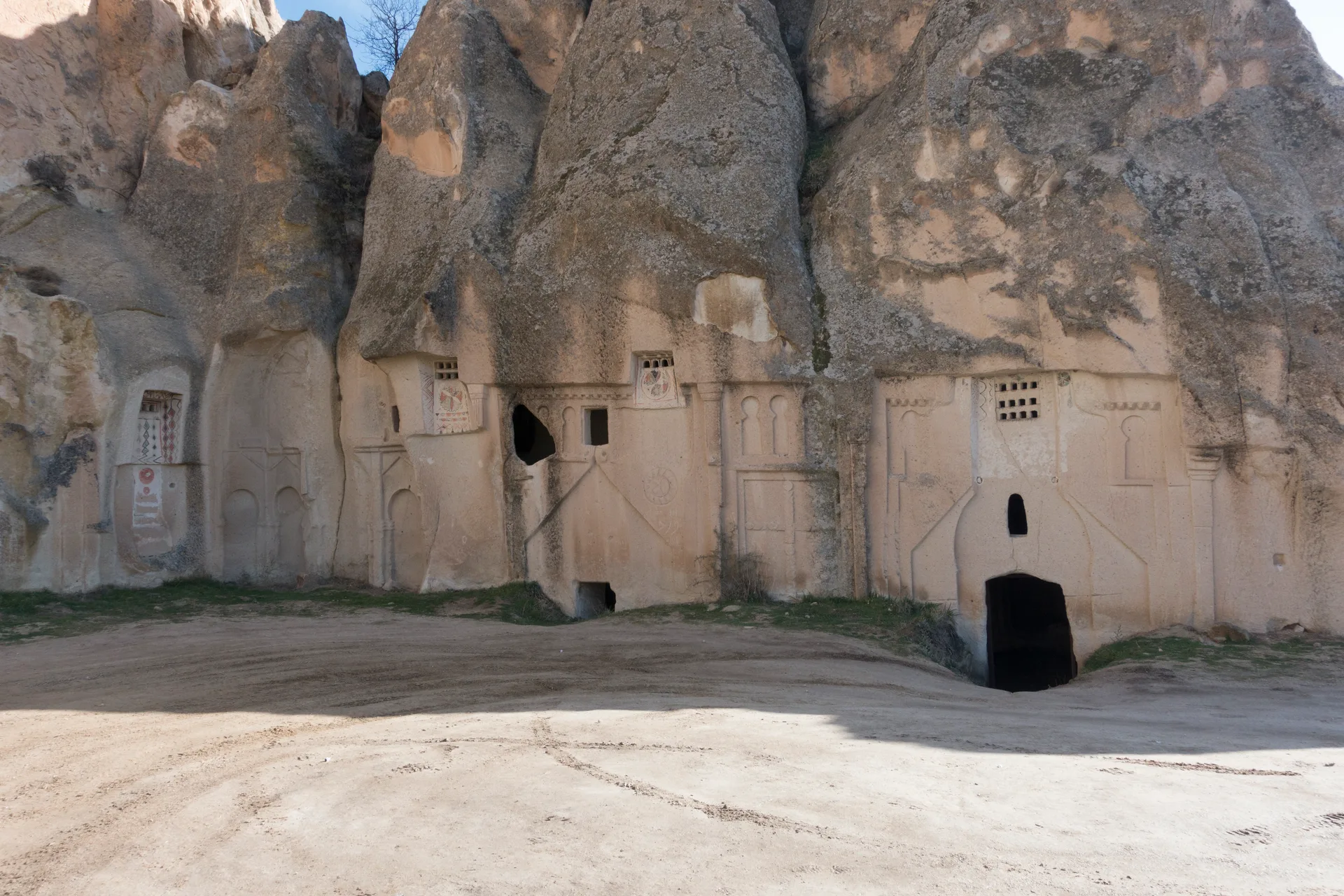 Hallaçdere Manastırı kaya oyma odaları