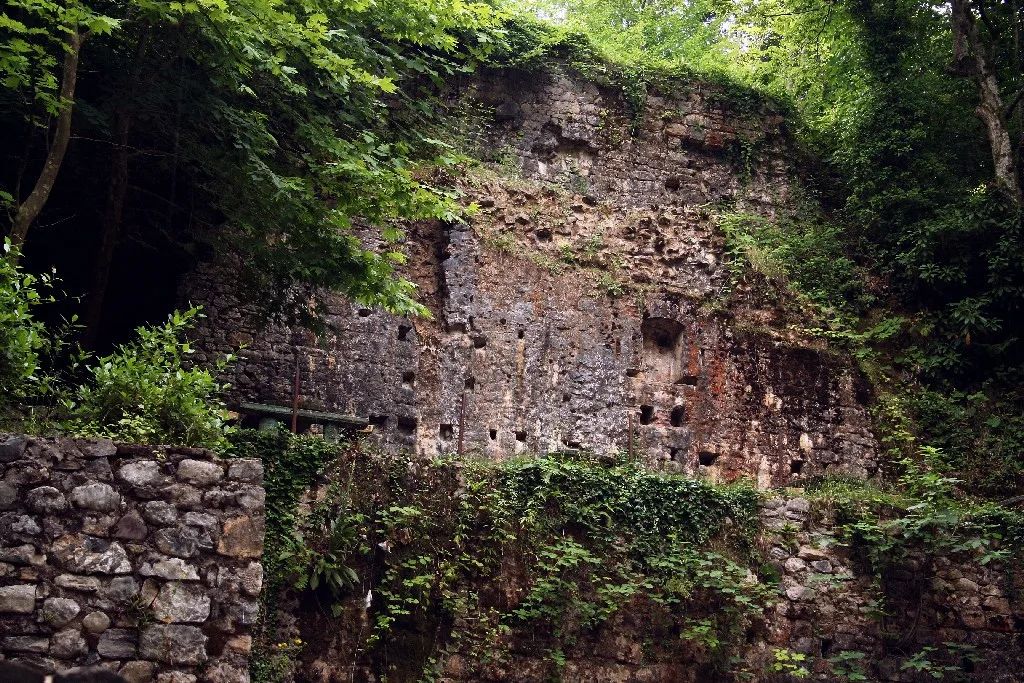 Maden Deresi'ndeki eski maden yapıları ve tarihî kalıntılar