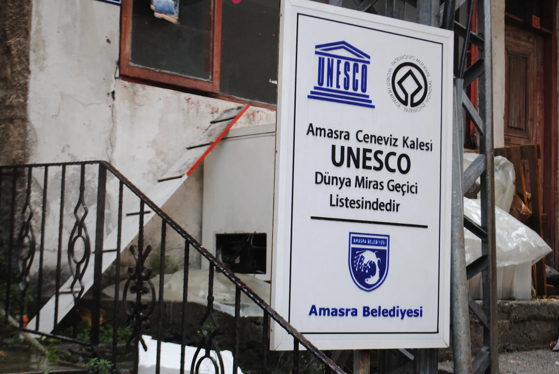 Kalenin taş duvarları ve tarihî geçişleri