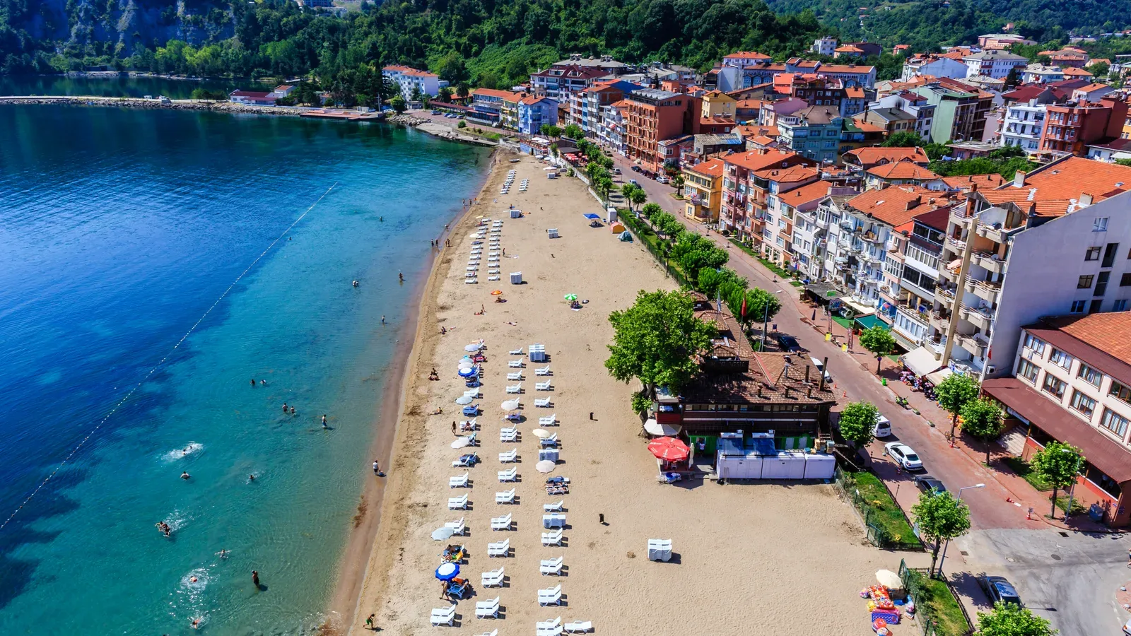 Büyük Liman Plajı sahilindeki şezlong ve şemsiyeler