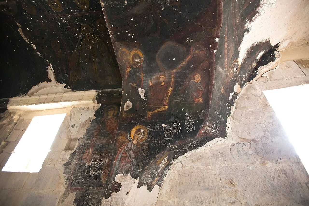 Keşlik Manastırı iç mekânı
