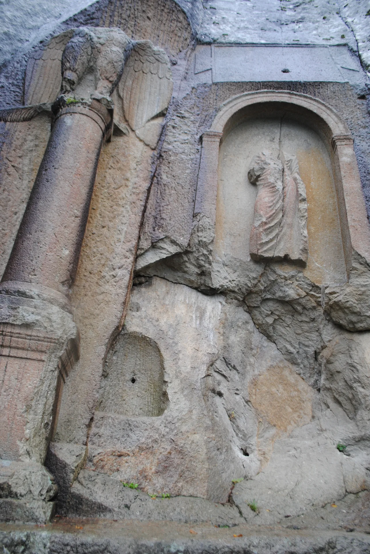Roma dönemine ait kartal ve insan kabartması